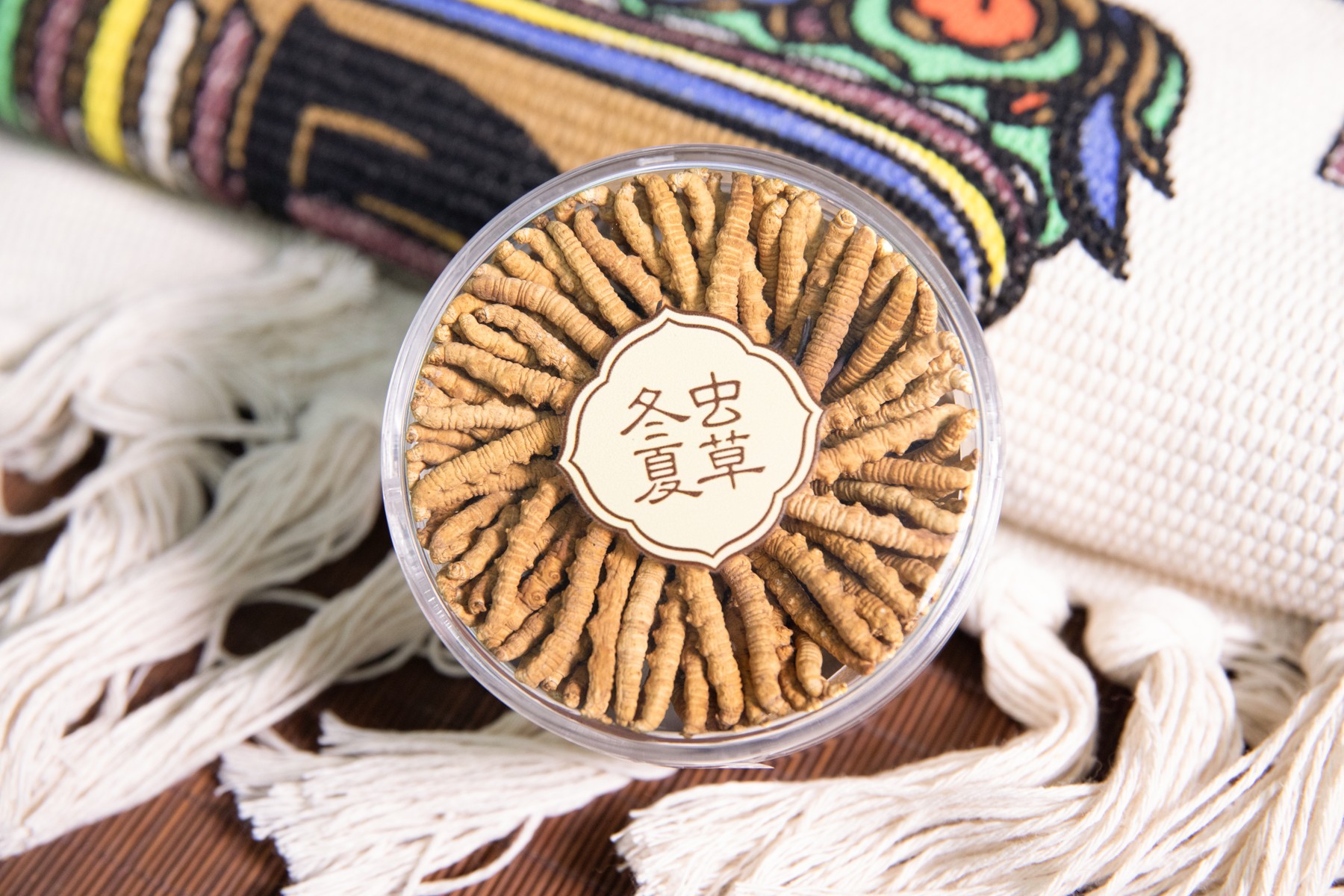 透明圆盒中的虫草。保存表现还与材料状态、包装和使用环境有关。
